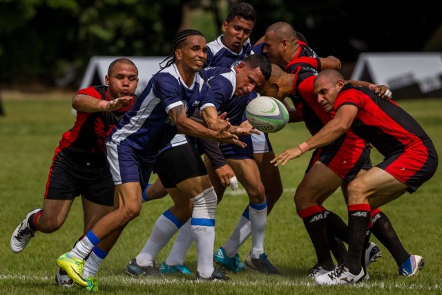 ACOMPAÑA CRÓNICA: VENEZUELA CÁRCELES. CAR08. REVENGA (VENEZUELA), 19/11/2016.- Reclusos de las cárceles Torcoron y Fénix participan en un partido de rugby este viernes, 18 de noviembre de 2016, en una hacienda de la empresa de ron Santa Teresa, en Revenga (Venezuela). En Venezuela, un país sin tradición de rugby y donde la población reclusa tiene pocas probabilidades de reinserción social, se celebra un torneo que burla tales estadísticas y que pone en el campo de juego a decenas de presos que experimentan así una sensación de libertad. EFE/Miguel Gutiérrez