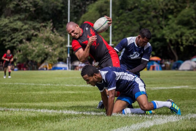 ACOMPAÑA CRÓNICA: VENEZUELA CÁRCELES. CAR09. REVENGA (VENEZUELA), 19/11/2016.- Reclusos de las cárceles Torcoron y Fénix participan en un partido de rugby este viernes, 18 de noviembre de 2016, en una hacienda de la empresa de ron Santa Teresa, en Revenga (Venezuela). En Venezuela, un país sin tradición de rugby y donde la población reclusa tiene pocas probabilidades de reinserción social, se celebra un torneo que burla tales estadísticas y que pone en el campo de juego a decenas de presos que experimentan así una sensación de libertad. EFE/Miguel Gutiérrez