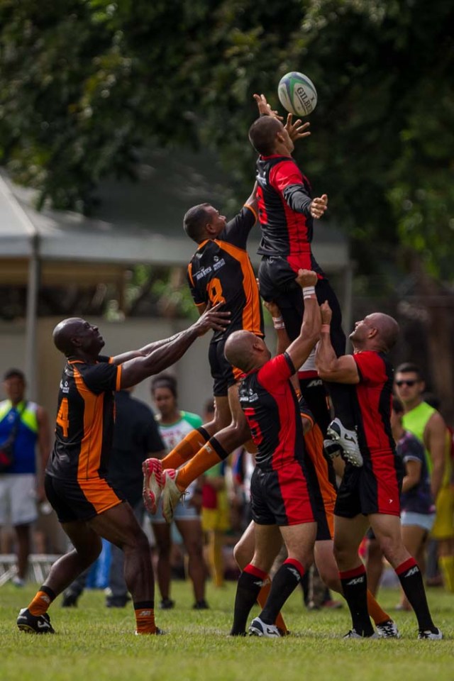 ACOMPAÑA CRÓNICA: VENEZUELA CÁRCELES. CAR14. REVENGA (VENEZUELA), 19/11/2016.- Reclusos de las cárceles Fénix y Rodeo II participan en un partido de rugby este viernes, 18 de noviembre de 2016, en una hacienda de la empresa de ron Santa Teresa, en Revenga (Venezuela). En Venezuela, un país sin tradición de rugby y donde la población reclusa tiene pocas probabilidades de reinserción social, se celebra un torneo que burla tales estadísticas y que pone en el campo de juego a decenas de presos que experimentan así una sensación de libertad. EFE/Miguel Gutiérrez