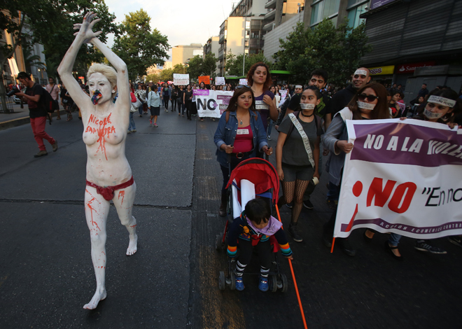 Miles de personas marcharon en Chile en contra de la violencia de género (FOTOS)