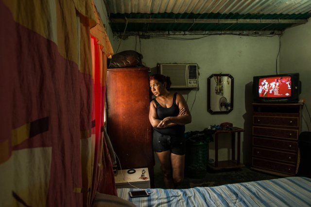 María Piñero, en La Vela, mientras esperaba el bote que la sacaría de Venezuela. Credit Meridith Kohut para The New York Times