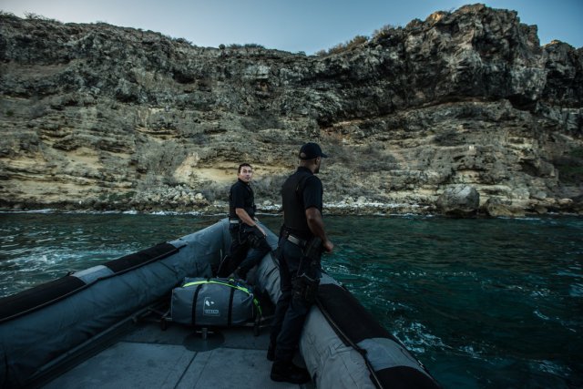 Miembros de la Guardia Costera del Caribe patrullando la Bahía de Caracas, buscando contrabandistas y migrantes venezolanos Credit Meridith Kohut para The New York Times