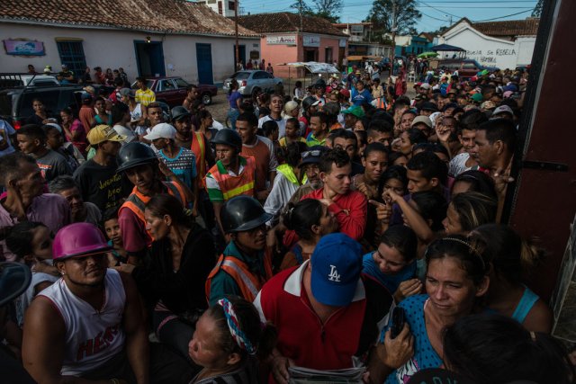 Cientos de venezolanos hacen fila en una tienda de comestibles ubicada en La Vela para ver si podían comprar comida, en septiembre. Credit Meridith Kohut para The New York Times