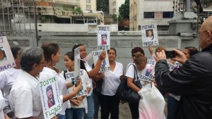 Familiares de los 13 detenidos del Estado Aragua entregan documento en la Nunciatura