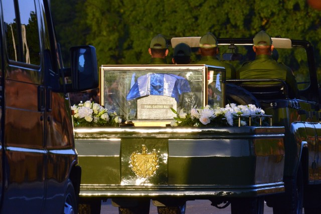 La urna con las cenizas del líder cubano Fidel Castro deja la Plaza de la Revolución en La Habana para iniciar un viaje de cuatro días por Cuba, el 30 de noviembre de 2016. AFP PHOTO / ADALBERTO ROQUE