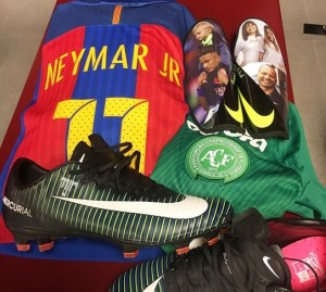 Neymar muestra la camiseta del Chapecoense al llegar al clásico liguero español