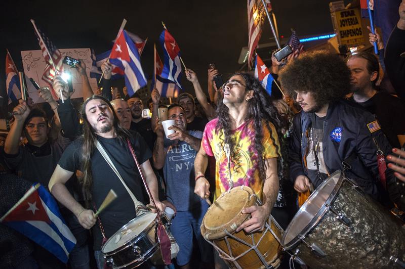 Ajenos al duelo, algunos cubanos pasaron página antes del entierro de Fidel