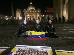 Tintori, María Antonieta de López y Mitzy se encadenan en el Vaticano por los presos políticos (VIDEO)