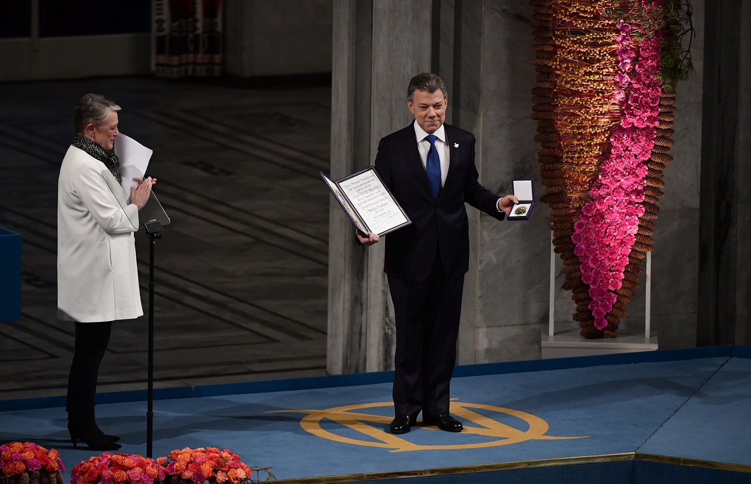 Santos recibe el Nobel de la Paz y da por terminada la guerra en Colombia