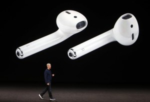 Audífonos inalámbricos AirPod de Apple salen a la venta tras un retraso de dos meses