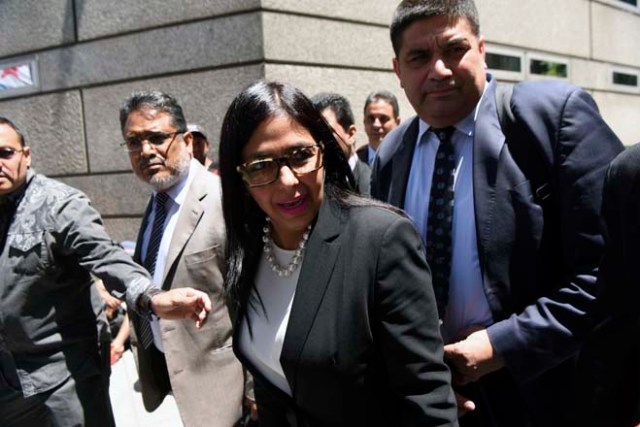 Venezuela's Foreign Minister Delcy Rodriguez (C), arrives to the Argentine Foreign Ministry in Buenos Aires during a meeting among Mercosur's ministers where Venezuela was not invited, on December 14, 2016. Mercosur's foreign ministers debate on Venezuela's suspension from the group after accusations that the leftist government in Caracas failed to meet democratic and trade standards. / AFP PHOTO / EITAN ABRAMOVICH