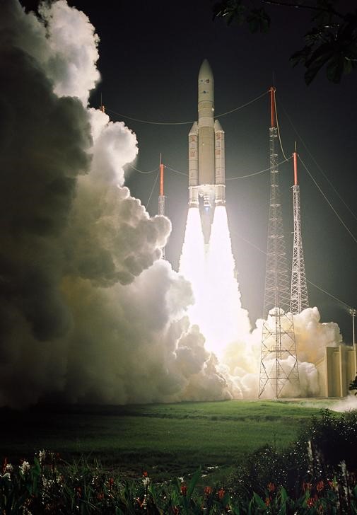 Imagen cedida a Reuters del despegue de un cohete Ariane 5 en Kourou, Guyana Francesa, mar 11, 2006. Europa lanzó otros cuatro satélites Galileo el jueves, quedando un paso más cerca de tener su propio sistema de navegación, la primera vez que envía tantos satélites juntos al espacio. REUTERS/ARIANE ESPACE/Handout