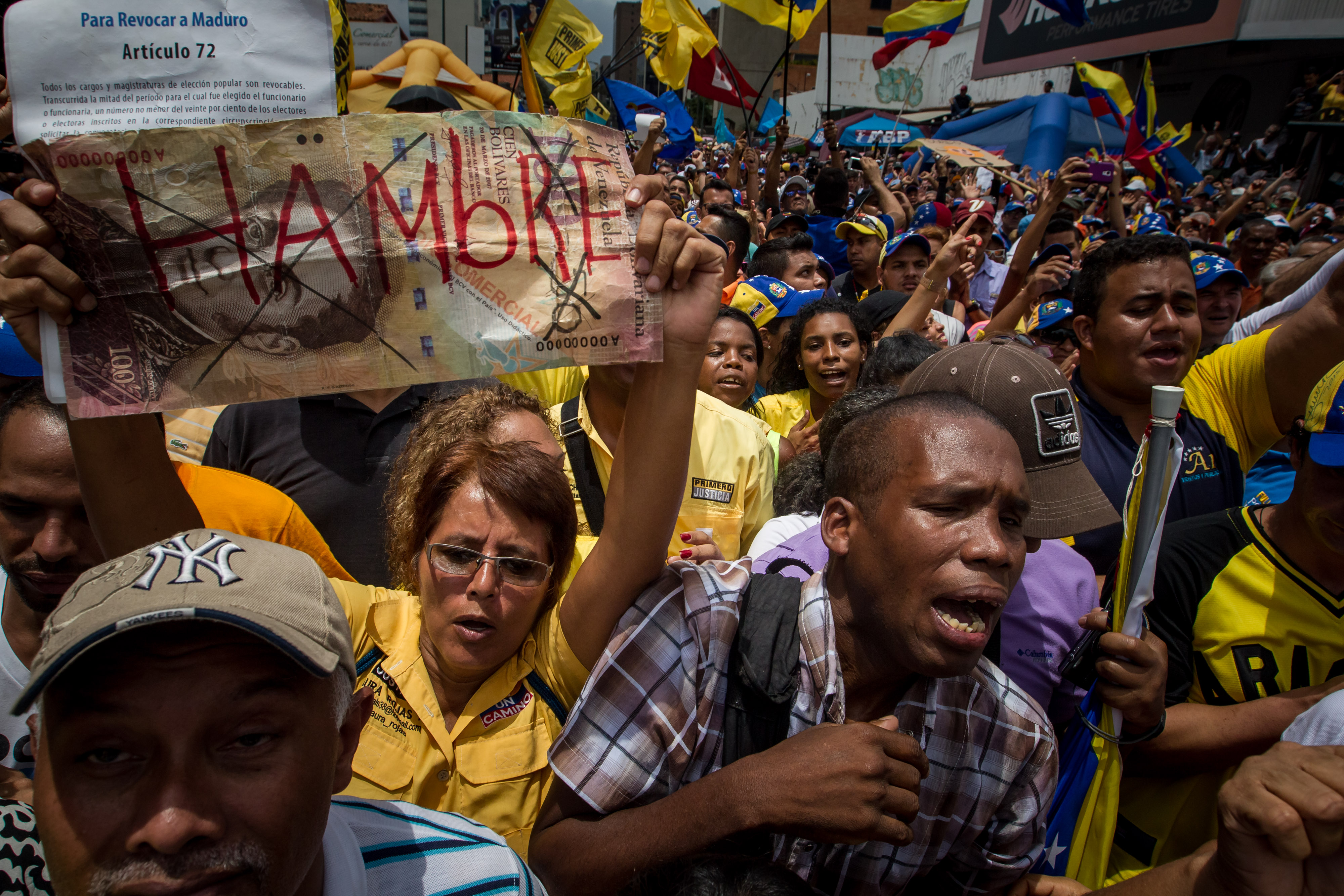 Venezolanos que escapan de la crisis piden ayudas migratorias en Dominicana
