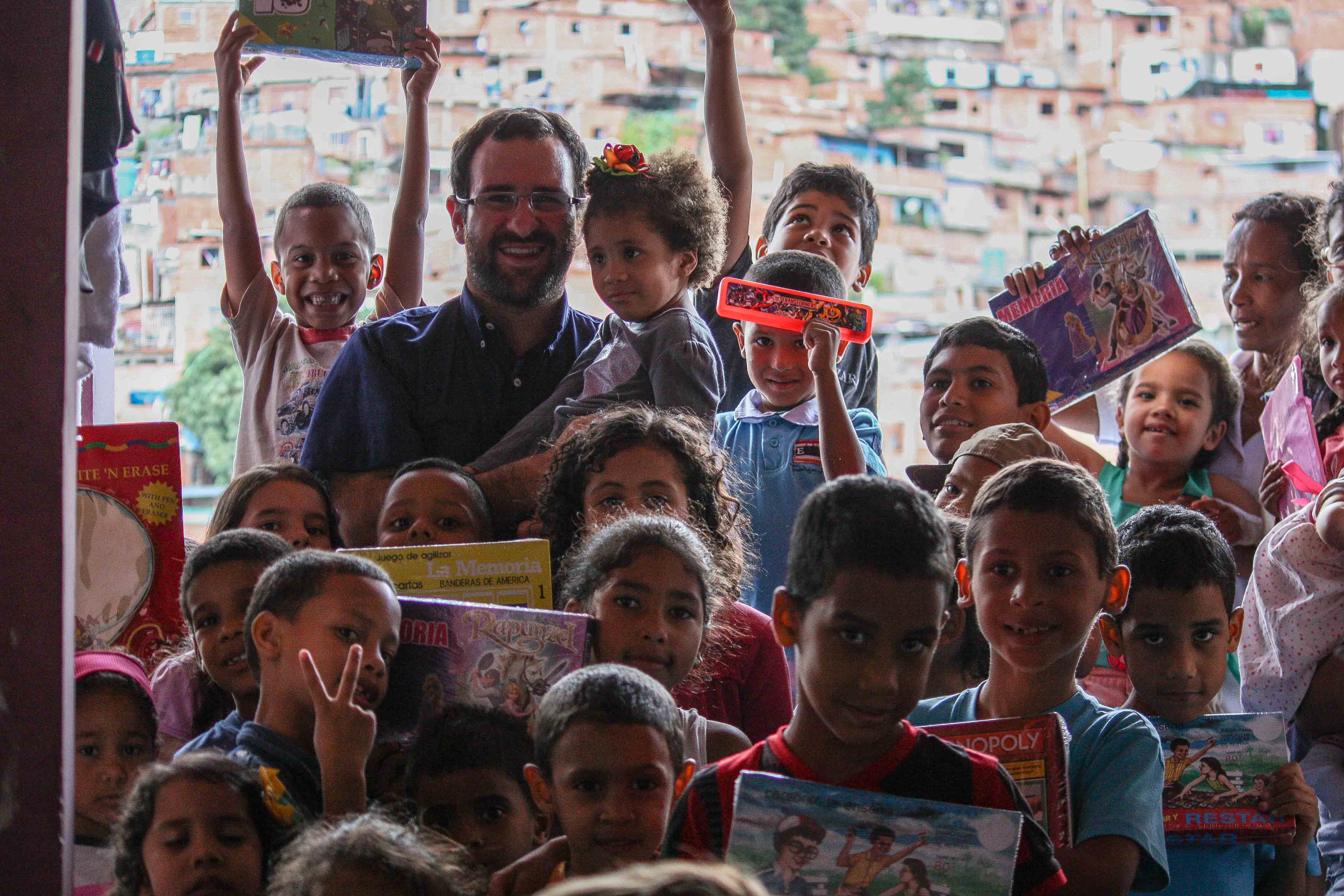 Brian Fincheltub: Hemos repartido juguetes y sonrisas a más de 6 mil niños en Sucre