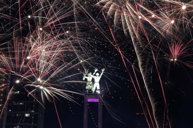 Fireworks explode around the Selamat Datang Monument during New Year's Eve celebrations in Jakarta, Indonesia December 31, 2016. REUTERS/Beawiharta