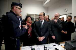 Hollande intenta pesar en las elecciones con mensajes contra Le Pen y Fillon