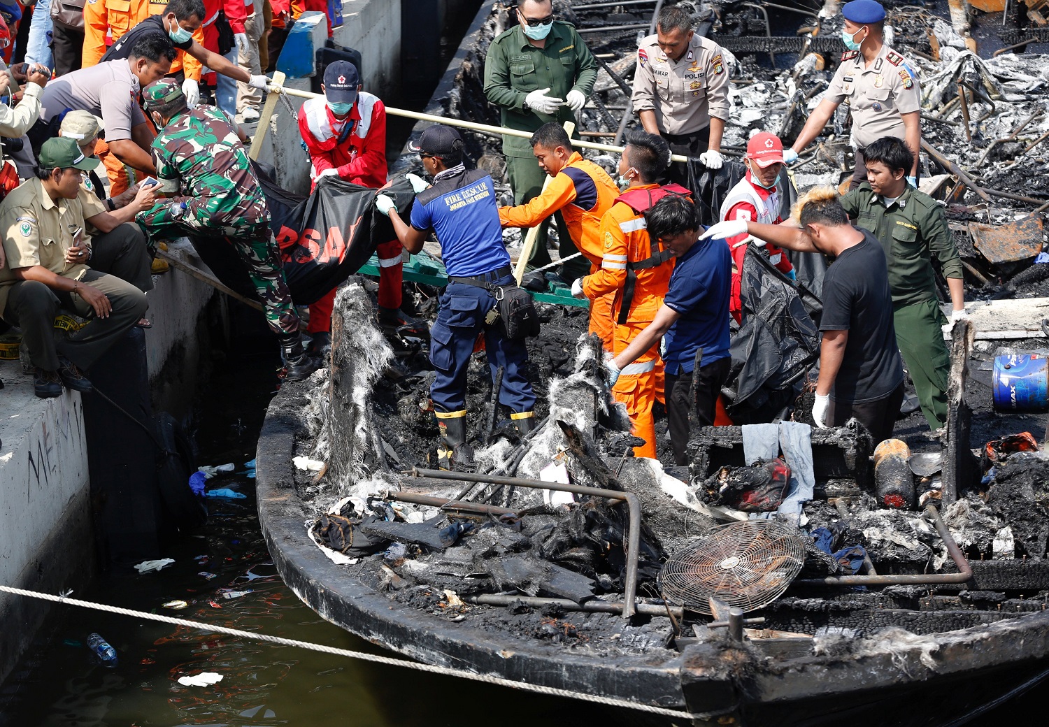 Al menos 23 muertos en un incendio a bordo de un barco en Indonesia