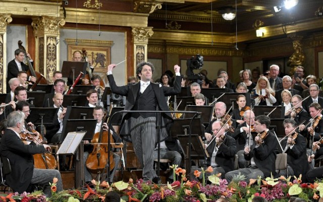 Venezulean conductor Gustavo Dudamel (C) conducts the preview of the traditional New Year's Concert 2017 with the Vienna Philharmonic Orchestra at the Vienna Musikverein in Vienna, Austria, on December 30, 2016. The traditional New Year's Concert 2017 will take place on January 1, 2017. / AFP PHOTO / APA / HERBERT NEUBAUER / Austria OUT
