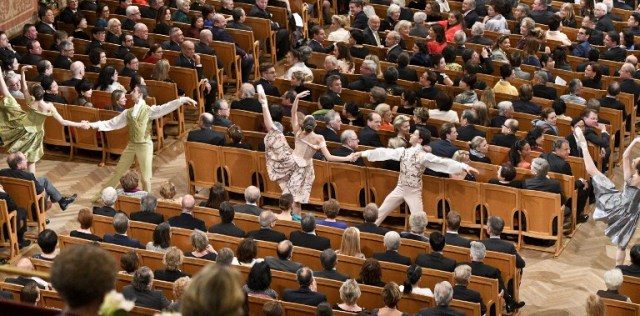 Dancers of the Wiener Staatsballett perform during the traditional New Year's Concert 2017 with the Vienna Philharmonic Orchestra at the Vienna Musikverein in Vienna, Austria, on January 1, 2017. / AFP PHOTO / APA / HERBERT NEUBAUER / Austria OUT
