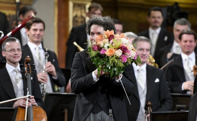 Venezulean conductor Gustavo Dudamel receives a bouquet of flowers after the traditional New Year's Concert 2017 with the Vienna Philharmonic Orchestra at the Vienna Musikverein in Vienna, Austria, on January 1, 2017. / AFP PHOTO / APA / HERBERT NEUBAUER / Austria OUT