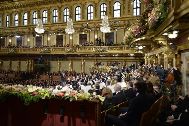 Venezulean conductor Gustavo Dudamel (C) conducts the traditional New Year's Concert 2017 with the Vienna Philharmonic Orchestra at the Vienna Musikverein in Vienna, Austria, on January 1, 2017. / AFP PHOTO / APA / HERBERT NEUBAUER / Austria OUT
