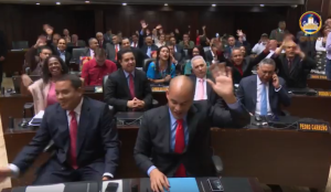 El infantil gesto de Héctor Rodríguez a Ramos Allup (Video)