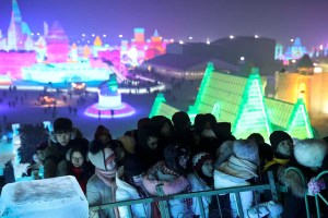 Región china acoge festival de esculturas de hielo