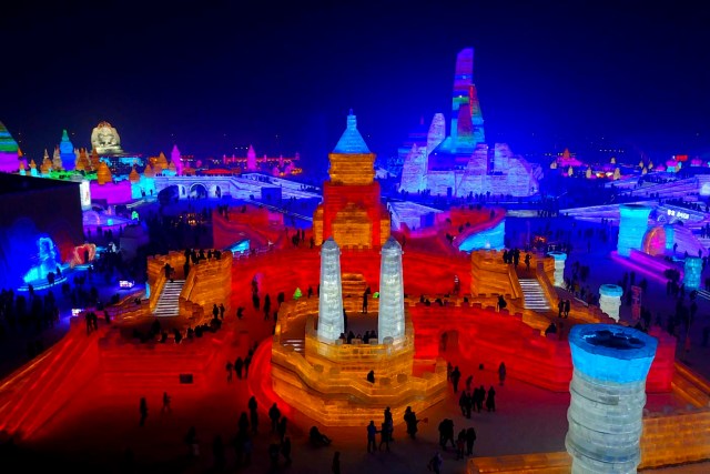 En esta imagen, tomada el 31 de diciembre de 2016, visitantes pasean por una escultura con forma de castillo fabricada con bloques de hielo durante el Festival Internacional de Hielo y Nueve de Harbin, en la provincia de Heilongjiang, en el noreste de China. (Chinatopix via AP)