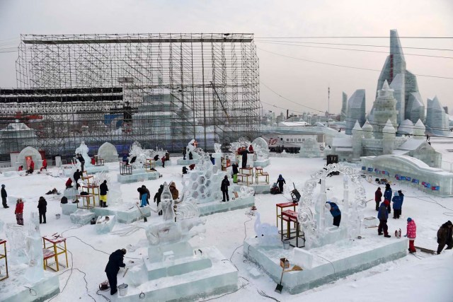 En esta imagen, tomada el 3 de enero de 2017 y distribuida por la agencia china de noticias Xinhua, participantes tallan esculturas de hielo durante el concurso de esculturas del  Festival Internacional de Hielo y Nueve de Harbin, en la provincia de Heilongjiang, en el noreste de China. La ciudad de Harbin, en el gélido noreste de China, da los últimos retoques previos a la apertura de uno de los festivales de hielo más grandes del mundo, que el año pasado atrajo a más de un millón de visitantes. (Wang Jianwei/Xinhua via AP)