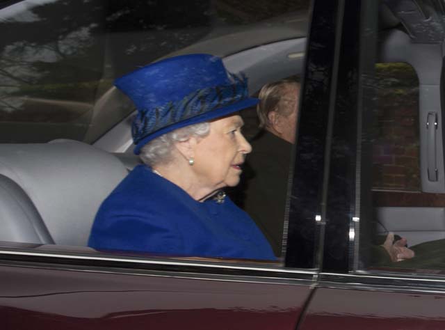 Apareció la reina Isabel  tras varios días convaleciente (Fotos)