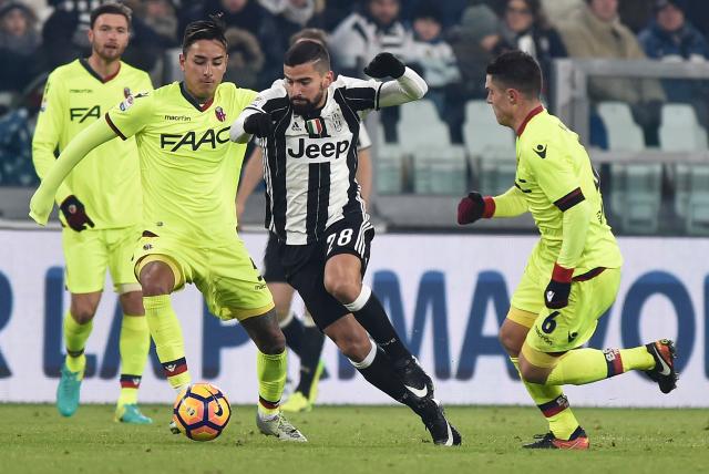 Football Soccer - Juventus v Bologna - Italian Serie A - Juventus stadium,Turin, Italy - 08/01/17 - Juventus' Tomas Rincon in action against Bologna's Erick Pulgar.  REUTERS/Giorgio Perottino