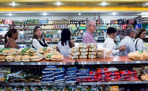 Bloomberg: La horrible economía de Venezuela empeoró aún más en 2016