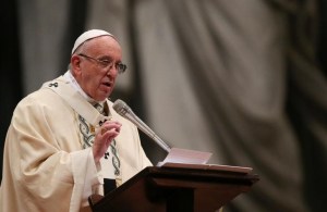 El Papa dice que Iglesia tiene el deber de proteger a menores tras errores