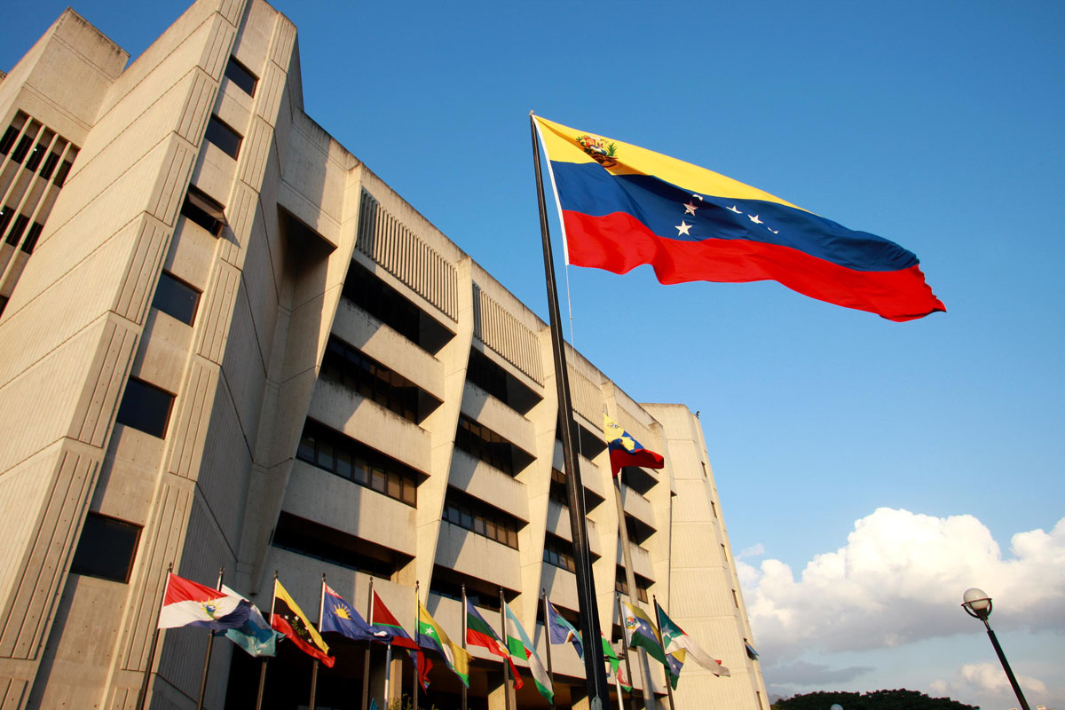 Venezolanos reciben sentencia del TSJ con apatía, desinformación y miedo