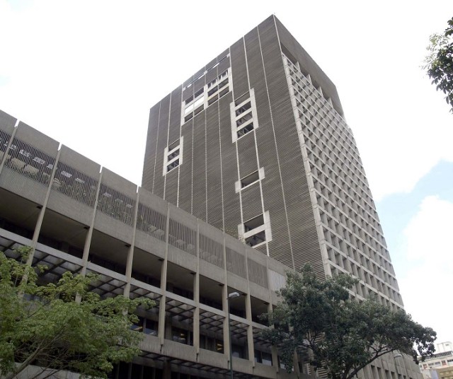 Referencial: Edificio sede del Banco Central de Venezuela en Caracas / archivo  