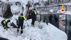 Hallan con vida a diez personas en hotel sepultado por alud de nieve en Italia