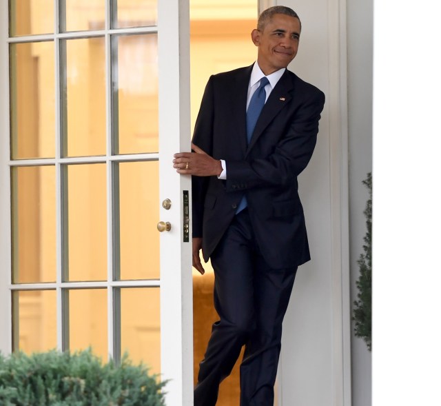 US President Barack Obama departs the Oval Office for the last time as president, at the White House in Washington, DC January 20, 2017. / AFP PHOTO / JIM WATSON