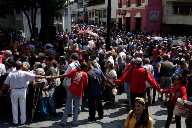 People wait to apply for a card that will register them for government social programmes, in Caracas, Venezuela January 20, 2017. REUTERS/Marco Bello