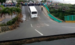 Colapsa puente en el estado Vargas: Ocho heridos (FOTOS)