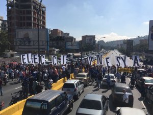 Oposición trancó la autopista Francisco Fajardo este #24Ene (Fotos y Videos)