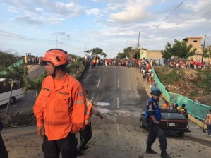 Más de 100.000 familias continúan aisladas por colapso de puente en Vargas