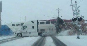 ¡WTF! El preciso momento de una brutal colisión entre un camión con un tren de pasajeros (VIDEO)