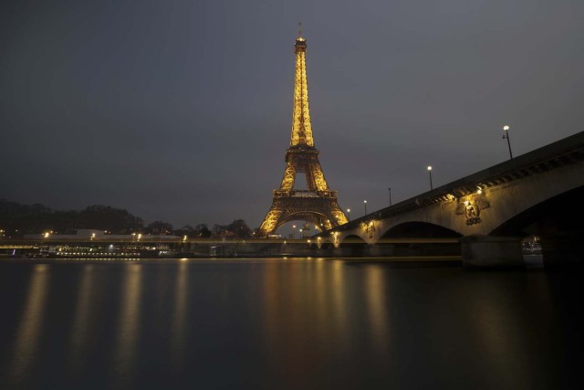 Streaks of lights from a tour boat are seen in this long time-exposure of the illuminated Eiffel Tower and the Seine River in Paris, France, January 17, 2017. REUTERS/Philippe Wojazer