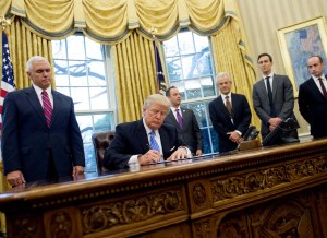 Trump firma acción ejecutiva para proteger país de “entrada de terroristas”