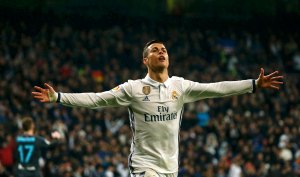 Real Madrid golea a la Real Sociedad y se distancia en la Liga