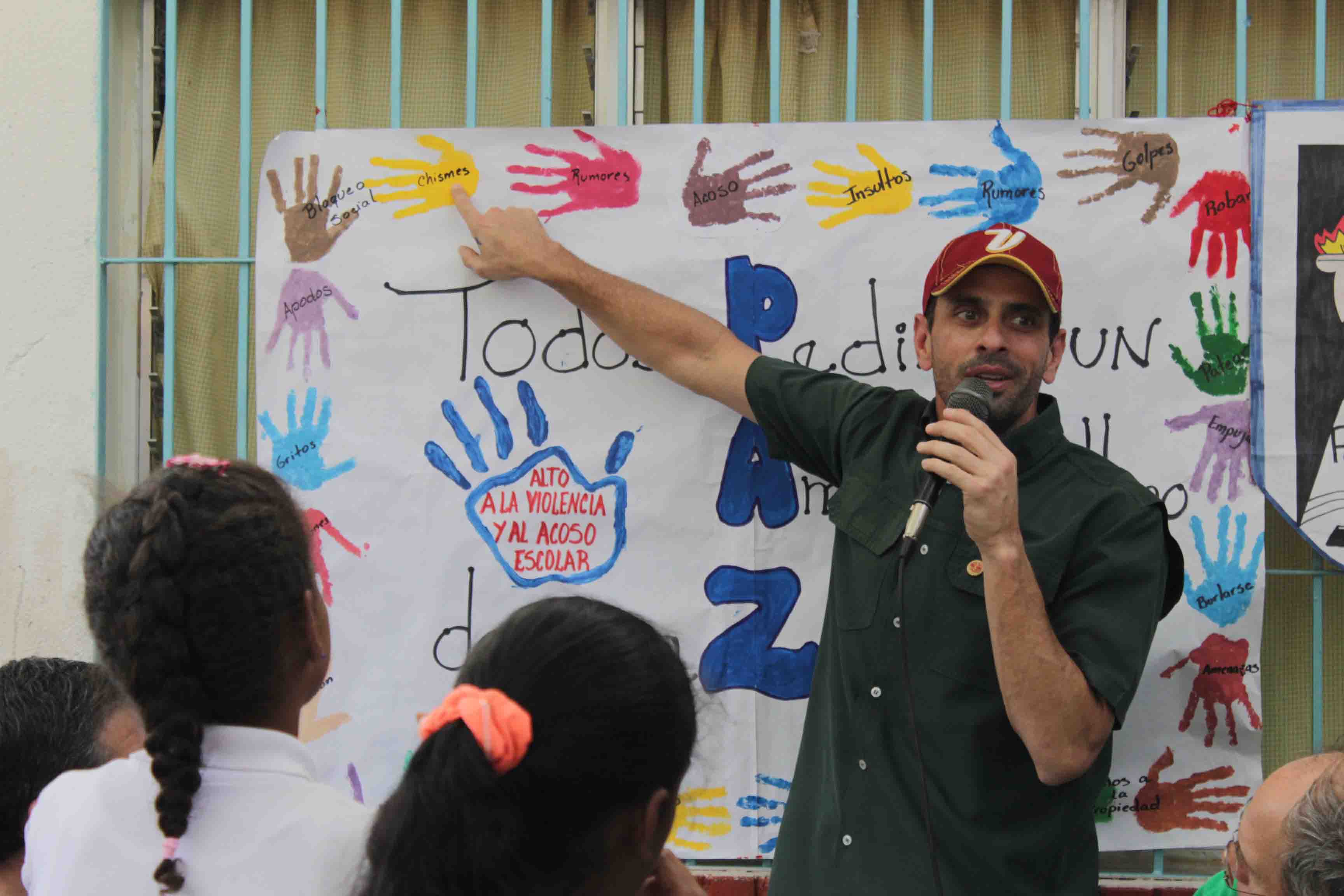 Capriles: Mientras unos queremos derrotar la violencia, otros quieren repartir fusiles