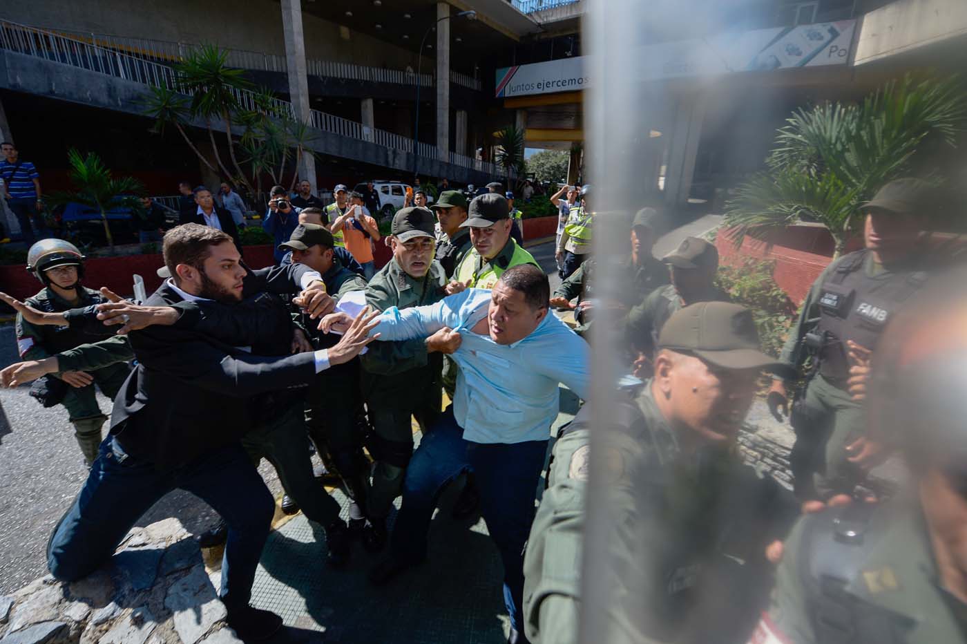 MUD deploró agresiones a diputados en el CNE