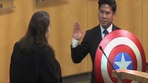 Concejal californiano cambió la Biblia por el escudo del “Capitán América” para juramentarse (+Video)