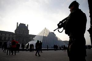 Incertidumbre y temor en el museo del Louvre tras la agresión a un soldado