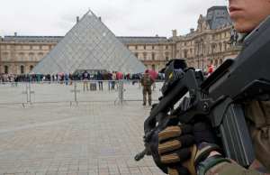 Atacante del Louvre se niega a hablar con investigadores franceses
